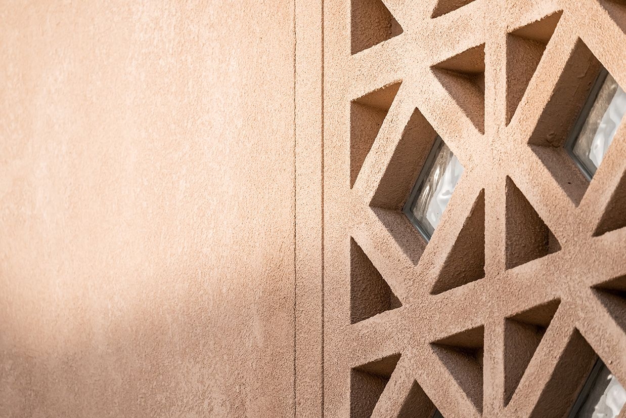 Neutral-patterned wall